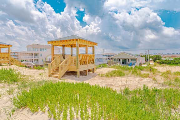 895 | Coleman's Sea Breeze Inn - Image 1