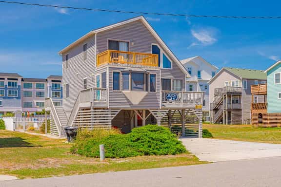 098 | Lucy's Shore Escape - Image 1